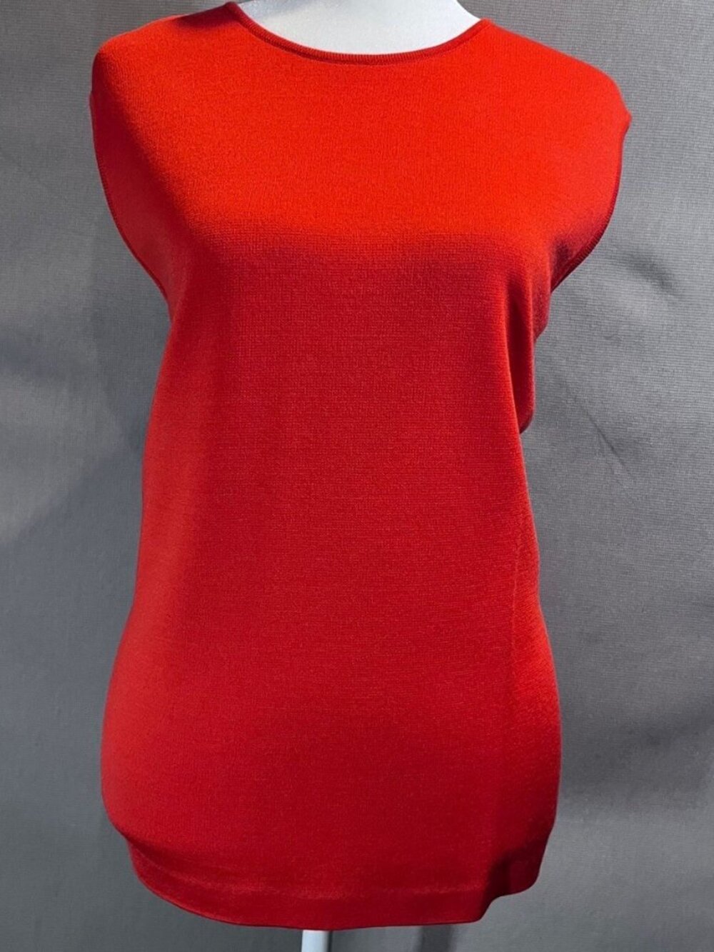 St. John Woman’s Sleeveless Top Sz L, NWT